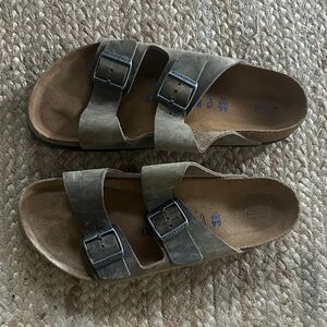 Birkenstock Arizona Soft Footbed
Oiled Leather sandal